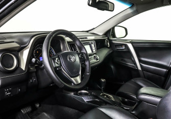 Подержанный автомобиль Toyota RAV4 2014 года (8 фото)
