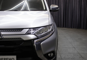 Подержанный автомобиль Mitsubishi Outlander 2019 года (21 фото)