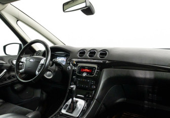Подержанный автомобиль Ford S-MAX 2013 года (5 фото)