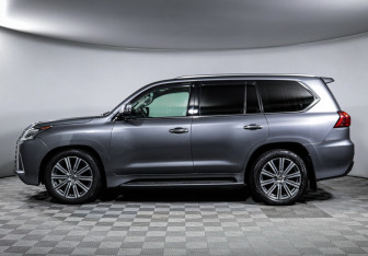 Подержанный автомобиль Lexus LX 2016 года (8 фото)