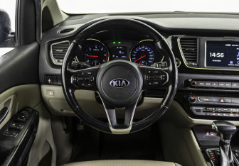 Подержанный автомобиль Kia Carnival 2018 года (11 фото)