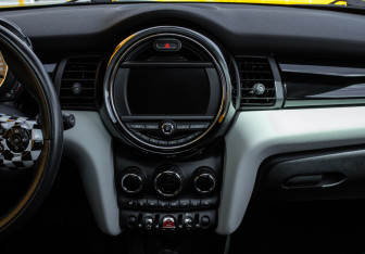 Подержанный автомобиль MINI Hatch 2019 года (9 фото)