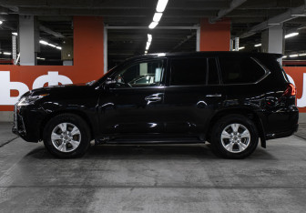 Подержанный автомобиль Lexus LX 2017 года (8 фото)