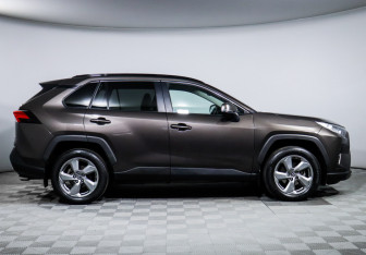 Подержанный автомобиль Toyota RAV4 2021 года (4 фото)