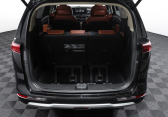 Подержанный автомобиль Kia Carnival 2022 года (10 фото)