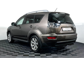Подержанный автомобиль Mitsubishi Outlander 2009 года (7 фото)