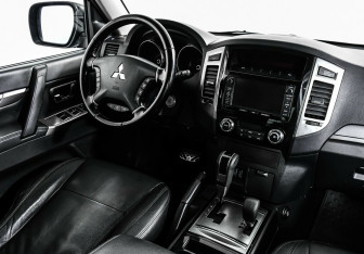Подержанный автомобиль Mitsubishi Pajero 2015 года (8 фото)