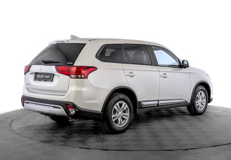 Подержанный автомобиль Mitsubishi Outlander 2020 года (5 фото)