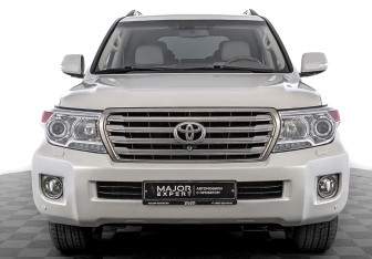 Подержанный автомобиль Toyota Land Cruiser Suv 2014 года (2 фото)