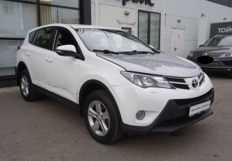 Подержанный автомобиль Toyota RAV4 2013 года (3 фото)