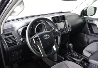 Подержанный автомобиль Toyota Land Cruiser Prado 2013 года (9 фото)