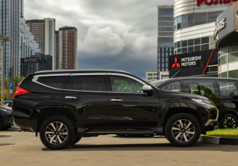 Подержанный автомобиль Mitsubishi Pajero Sport 2018 года (3 фото)