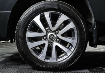 Подержанный автомобиль Toyota Land Cruiser Suv 2016 года (8 фото)