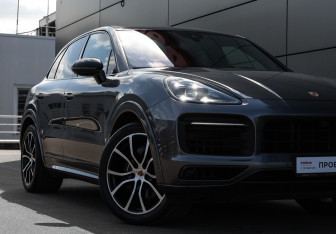 Подержанный автомобиль Porsche Cayenne 2018 года (24 фото)