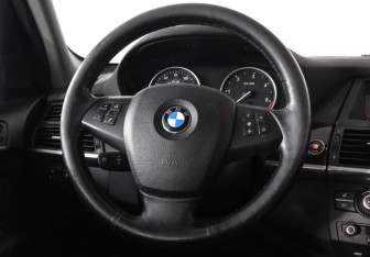 Подержанный автомобиль BMW X5 2009 года (15 фото)