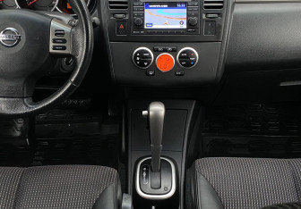 Подержанный автомобиль Nissan Tiida Hatchback 2013 года (13 фото)