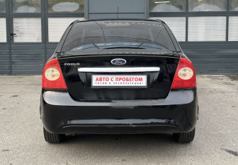 Подержанный автомобиль Ford Focus Sedan 2011 года (6 фото)