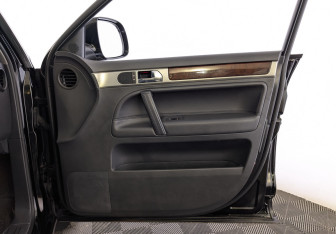 Подержанный автомобиль Volkswagen Touareg 2008 года (24 фото)