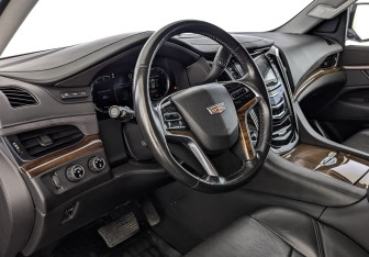 Подержанный автомобиль Cadillac Escalade Suv 2016 года (15 фото)