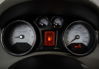 Подержанный автомобиль Peugeot 308 Hatchback 2009 года (12 фото)