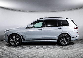 Подержанный автомобиль BMW X7 2022 года (8 фото)