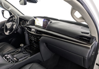 Подержанный автомобиль Lexus LX 2021 года (11 фото)