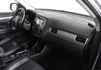 Подержанный автомобиль Mitsubishi Outlander 2013 года (10 фото)