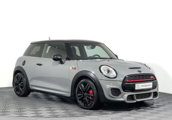 Подержанный автомобиль MINI Hatch 2017 года (3 фото)