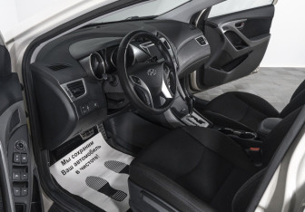 Подержанный автомобиль Hyundai Elantra Sedan 2012 года (5 фото)