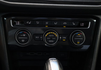 Подержанный автомобиль Volkswagen Tiguan 2018 года (19 фото)