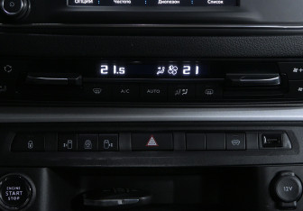 Подержанный автомобиль Peugeot Traveller 2019 года (13 фото)