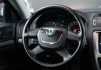 Подержанный автомобиль Skoda Octavia Liftback 2010 года (13 фото)