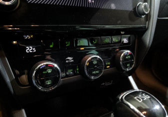 Подержанный автомобиль Skoda Octavia Liftback 2020 года (21 фото)