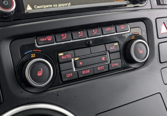Подержанный автомобиль Volkswagen Multivan 2012 года (21 фото)