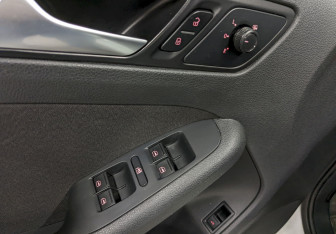 Подержанный автомобиль Volkswagen Jetta Sedan 2017 года (12 фото)