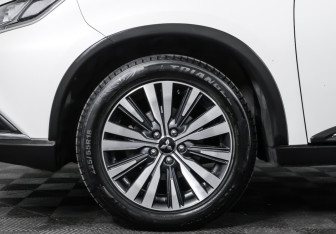 Подержанный автомобиль Mitsubishi Outlander 2021 года (25 фото)