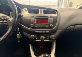 Подержанный автомобиль Kia Ceed Hatchback 2013 года (15 фото)