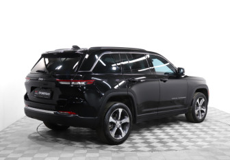 Подержанный автомобиль Jeep Grand Cherokee 2023 года (5 фото)