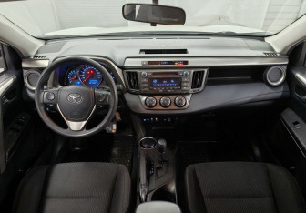 Подержанный автомобиль Toyota RAV4 2015 года (13 фото)
