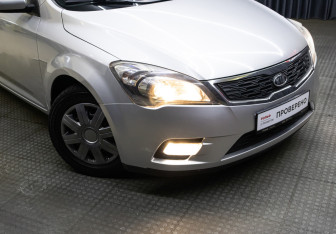 Подержанный автомобиль Kia Ceed Hatchback 2011 года (22 фото)