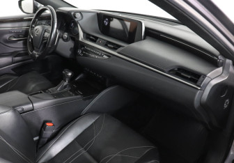 Подержанный автомобиль Lexus ES 2019 года (10 фото)