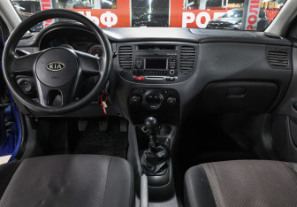 Подержанный автомобиль Kia Rio Sedan 2010 года (14 фото)