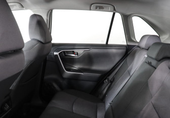 Подержанный автомобиль Toyota RAV4 2020 года (12 фото)