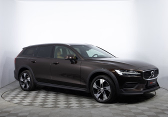 Подержанный автомобиль Volvo V60 Cross Country 2019 года (3 фото)