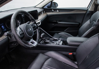 Подержанный автомобиль Kia K5 2021 года (10 фото)