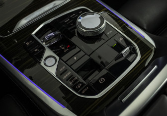 Подержанный автомобиль BMW X7 2023 года (30 фото)