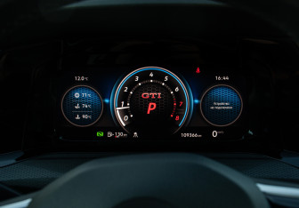 Подержанный автомобиль Volkswagen Golf GTI Hatchback 2021 года (10 фото)