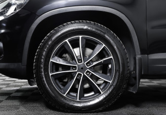 Подержанный автомобиль Volkswagen Tiguan 2013 года (24 фото)