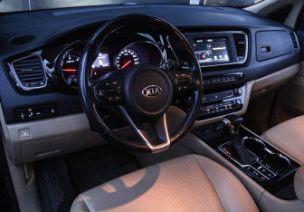 Подержанный автомобиль Kia Carnival 2020 года (18 фото)