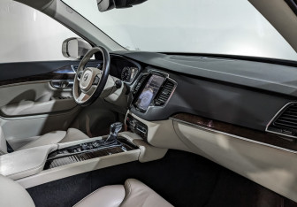 Подержанный автомобиль Volvo XC90 2016 года (13 фото)